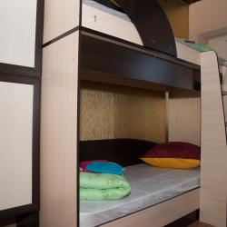 Кровать в 8-местном общем мужском номере