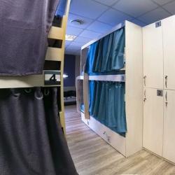 Кровать в 10-местном общем женском номере с 5-двухъярусными кроватями