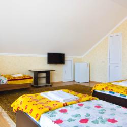 Номер стандарт семейный с 2 односпальными и 1 двуспальной кроватью