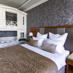 Семейный номер с 1 двухъярусной и 1 двуспальной кроватями