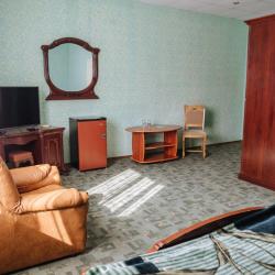 Номер полулюкс семейный с 1 двуспальной кроватью