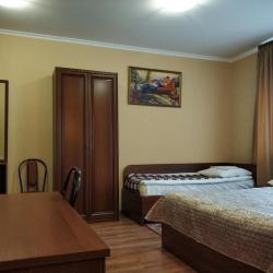 Номер стандарт семейный с 2 односпальными и 1 двуспальной кроватью