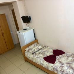 Комната стандарт с 3 односпальными и 1 двуспальной кроватью (цокольный этаж)