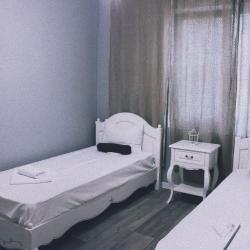 Комната люкс с 2 односпальными и 1 двуспальной кроватью