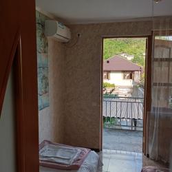 Номер стандарт с 1 односпальной и 1 двуспальной кроватью