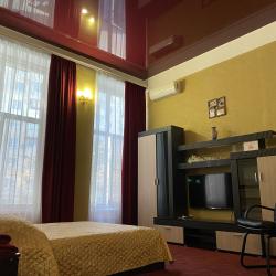 Номер студия люкс с 1 односпальной и 1 двуспальной кроватью