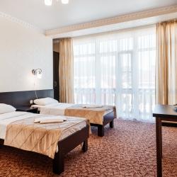 Комната полулюкс с 2 односпальными кроватями и балконом