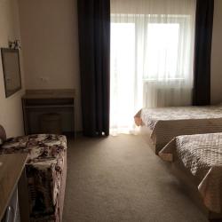 Номер стандарт с 2 односпальными кроватями и диваном