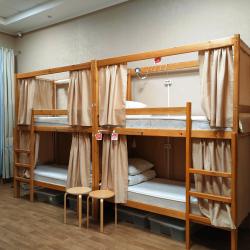 Кровать в 10-местном общем женском номере