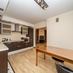 Фото Отель Бoльшая 3-x комнaтнaя кваpтира в центре города