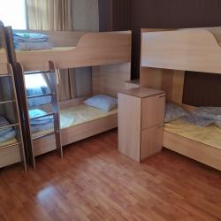 Кровать в 8-местном мужском номере