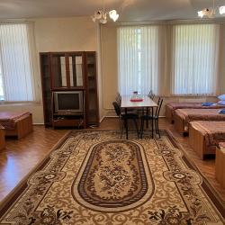 Кровать в 8-местном общем номере