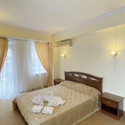 Номер комфорт семейный с 1 двуспальной кроватью