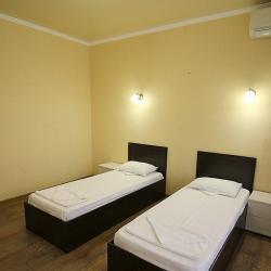 3-местный номер стандарт с 1 односпальной и 1 двуспальной кроватью