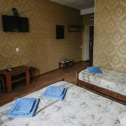 Номер стандарт с 1 односпальной и 1 двуспальной кроватью