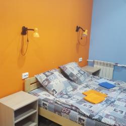 Комната эконом с двуспальной и двухъярусной кроватями (общие удобства)
