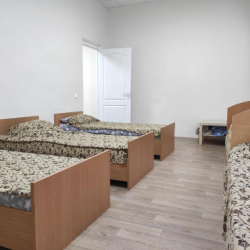 Кровать в шестиместном номере стандарт