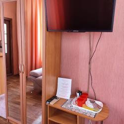 4-местный номер улучшенный семейный с 1 двуспальной кроватью