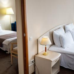 4-местный 2-комнатный номер улучшенный с 2 односпальными и 1 двуспальной кроватью