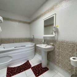 Номер люкс семейный с 2 односпальными и 1 двуспальной кроватью