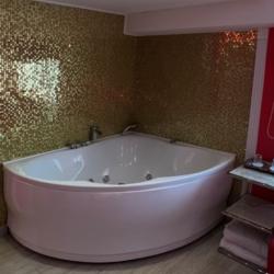 Номер стандарт премиум с 1 двуспальной кроватью (красно-белый)