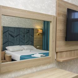 Номер делюкс с 1 двуспальной кроватью (вид на бассейн)