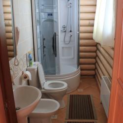 Номер люкс с 2 односпальными и 1 двуспальной кроватью