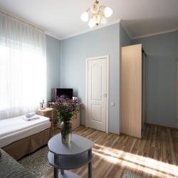 Комната улучшенная с 2 односпальными кроватями и диваном