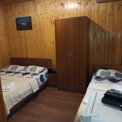 Номер стандарт комфорт с 1 односпальной и 1 двуспальной кроватью