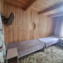 Коттедж улучшенный с 2 односпальными и 1 двуспальной кроватью