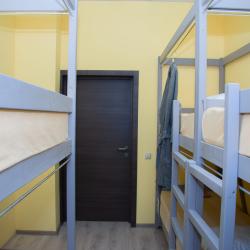 Кровать в 6-местном общем номере Желтый