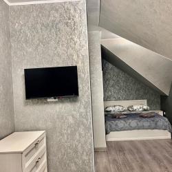 1-комнатный номер стандарт с 1 односпальной и 1 двуспальной кроватью (мансарда)