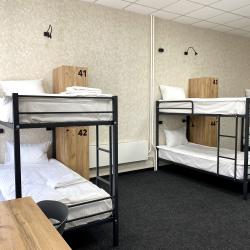 Кровать в 12-местном общем номере