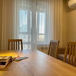 Фото Отель Новая квартира с кроватью возле панорамного окна, высокий этаж