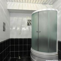 Номер стандарт с 2 односпальными кроватями и диваном (без окна)