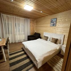 Номер стандарт с 2 односпальными и 1 двуспальной кроватью