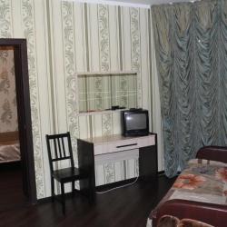 Комната стандарт с 2 односпальными кроватями и диваном (с завтраком)