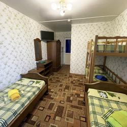 Комната комфорт с 2 односпальными кроватями и 1 двухъярусной кроватью