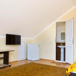 Номер стандарт семейный с 2 односпальными и 1 двуспальной кроватью