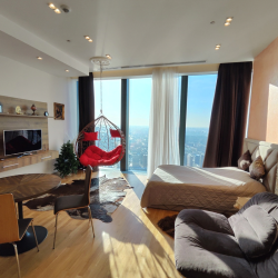Апартамент на 55 этаже Neva Towers с подвесной качелью
