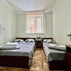Комната эконом с 2 односпальными и 1 двуспальной кроватью