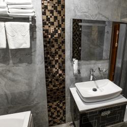 Семейный номер с 1 двухъярусной и 1 двуспальной кроватями