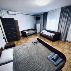 4-местный номер комфорт с 2 односпальными и 1 двуспальной кроватью