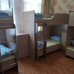 Кровать в 8-местном мужском номере 25м2