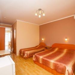 Номер стандарт с 1 односпальной и 1 двуспальной кроватью