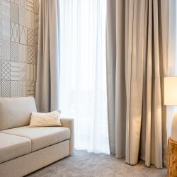 Номер полулюкс с 1 двуспальной кроватью и диваном