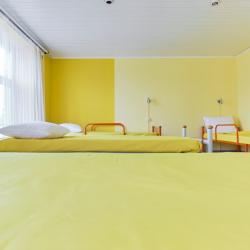 Кровать в 12-местном общем номере