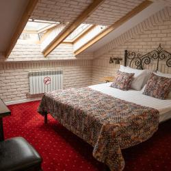 Номер стандарт с 1 двуспальной кроватью (мансарда)