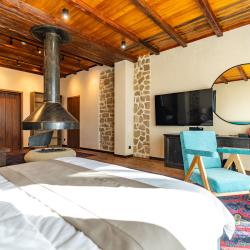 Люкс с декоративным камином и французским балконом с видом на аул Гамсутль