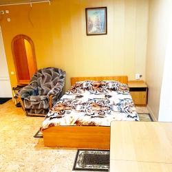 Комната стандарт с 1 двуспальной кроватью и диваном